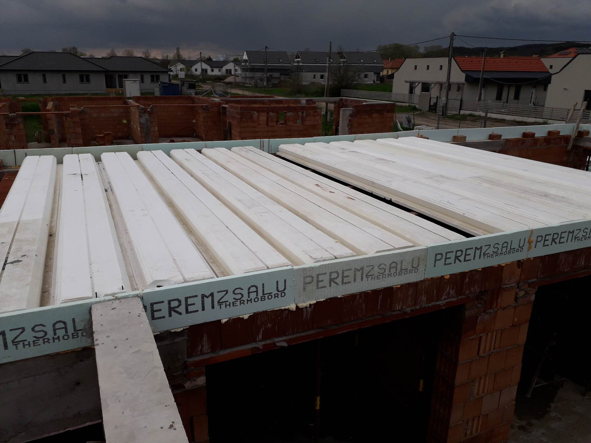 Peremzsalus födémépítés családi házon