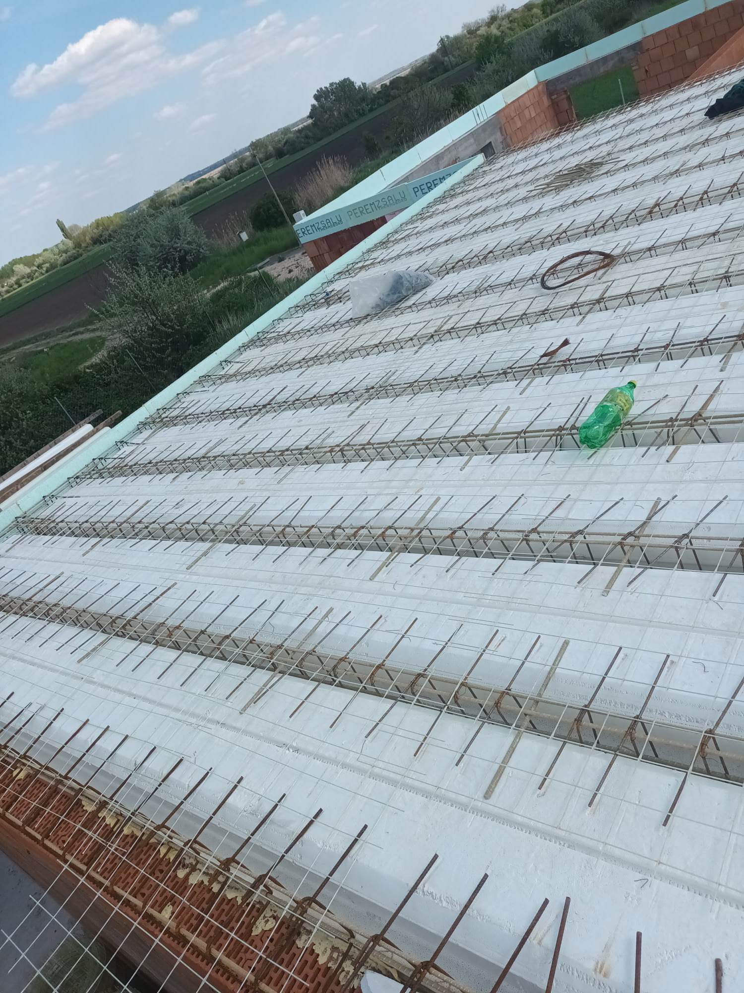 Betonozásra előkészített béléstestes födém vasalással